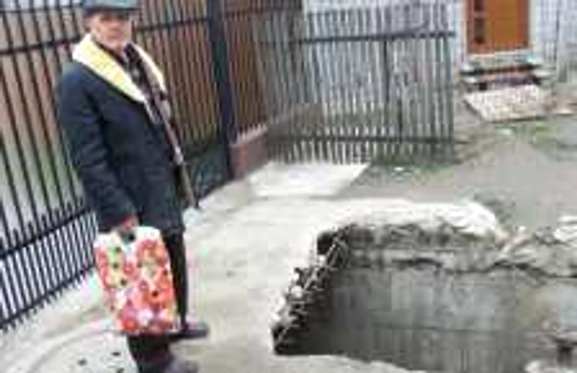 Nea Aurică arată şanţul în care s-a băgat
