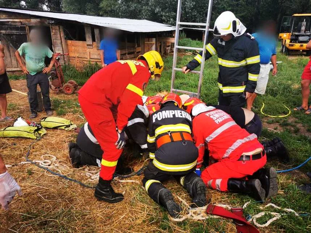 
    Unul dintre bărbați nu a putut fi salvatSursă foto: ISU Suceava  
