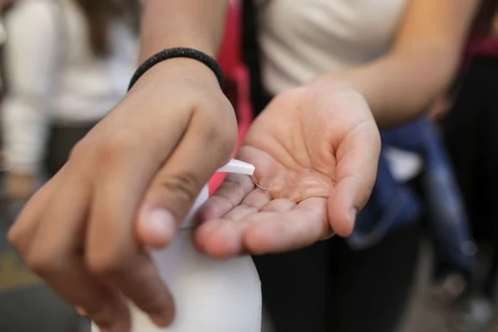 
    Spălatul mâinilor este obligatoriu atât pentru elevi, cât și pentru profesori și personalul auxiliar al școlilor  