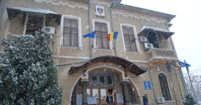 Tânărul nu a reuşit să fure nimic din clădirea ce aparţine Primăriei Slatina