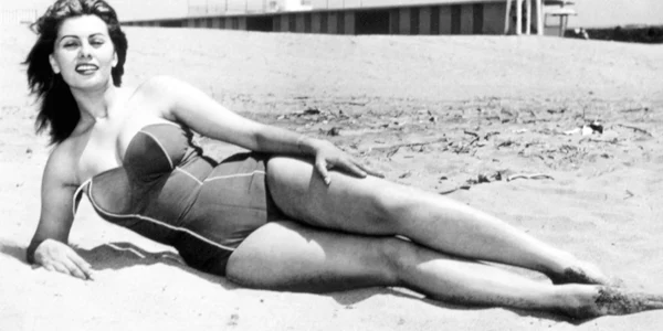Sophia Loren la plaja in Italia profimedia 0098354097 jpg
