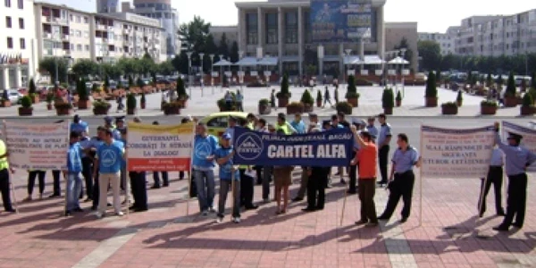 Bacău: Poliţiştii i-au claxonat pe guvernanţi