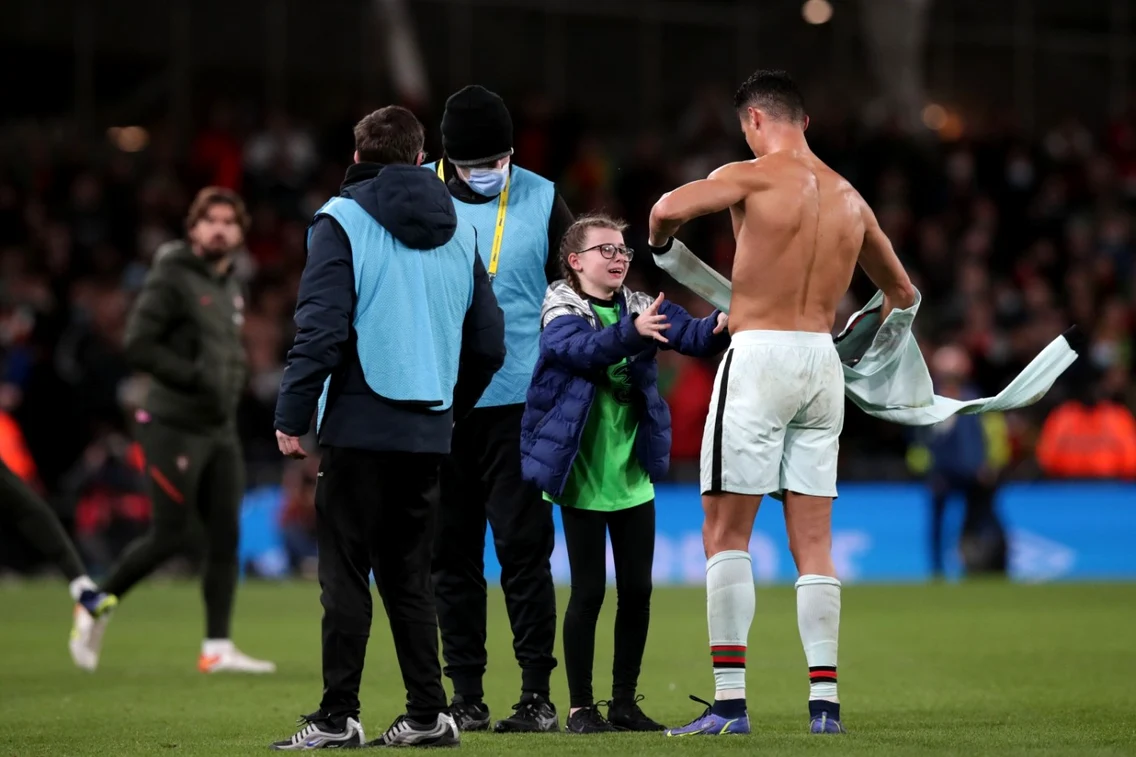 Cristiano Ronaldo i-a daruit tricoul său unei fetiţe. FOTO EPA-EFE