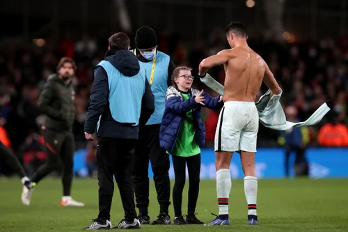 Cristiano Ronaldo i-a daruit tricoul său unei fetiţe. FOTO EPA-EFE