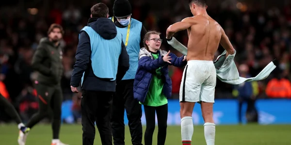 Cristiano Ronaldo i-a daruit tricoul său unei fetiţe. FOTO EPA-EFE