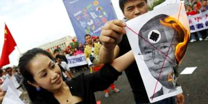 Mai
mulţi membri ai comunităţii chineze din România s-au reunit, la
Bucureşti, pe 18 septembrie, pentru a protesta împotriva deciziei de
cumpărare a insulelor Diaoyu, luate de Tokyo. Manifestanţii au ars
portretul guvernatorului capitalei nipone, Shintaro
Ishihara FOTO: Reuters