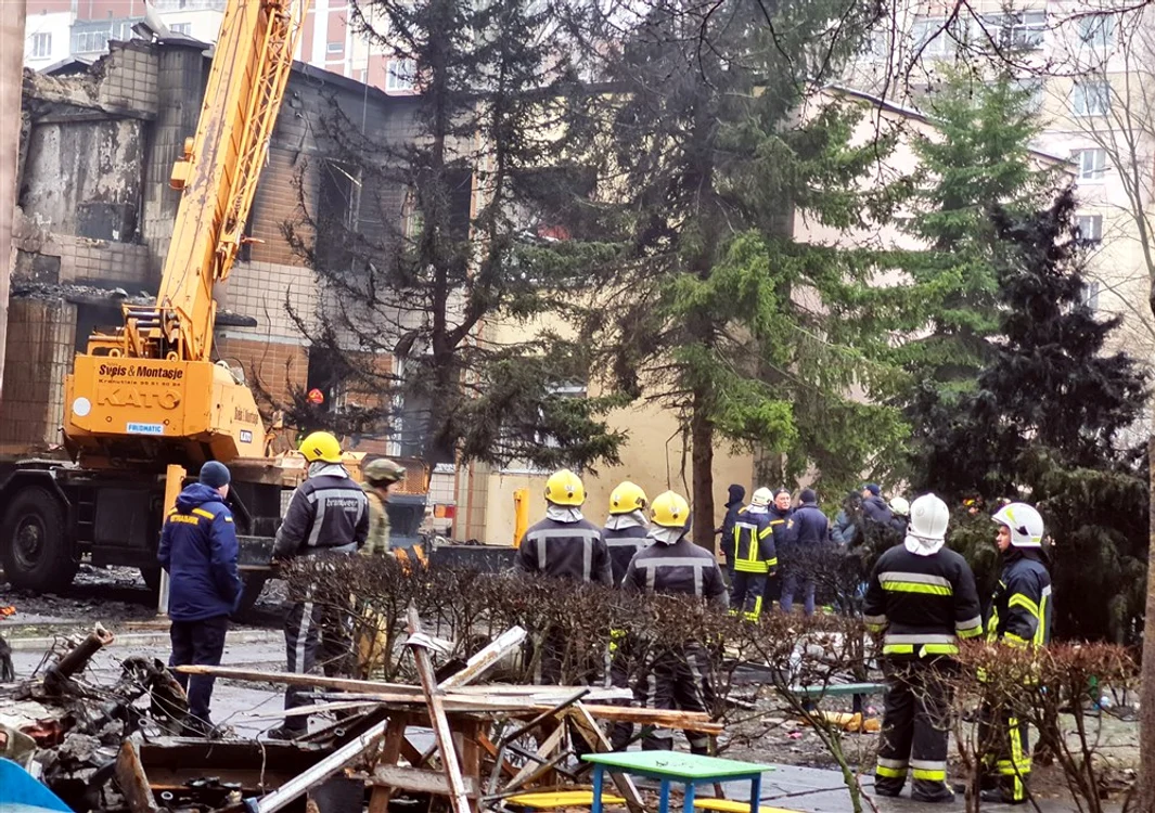 Intervenția salvatorilor după producerea tragediei aeriene de lângă Kiev FOTO EPA-EFE