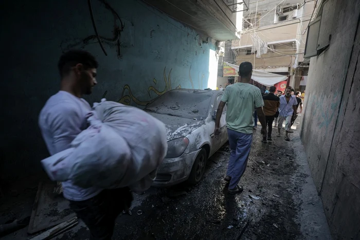rănit transportat pe brațe la spital în Gaza