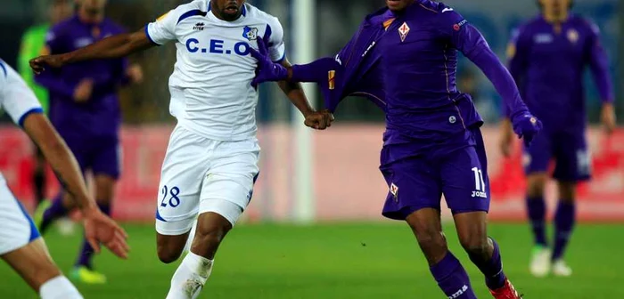 Breeveld (stânga), în duel cu Cuadrado (Fiorentina), este obişnuit cu meciurile din cupele europene FOTO Mediafax