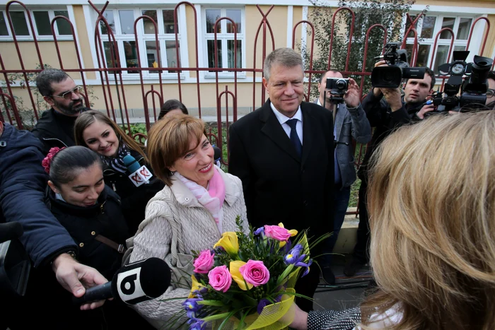 
    Marius şi Zuzana Vecerdea, împreună cu Vicky (5 ani) şi Lucas (2 ani)foto: arhiva personală  