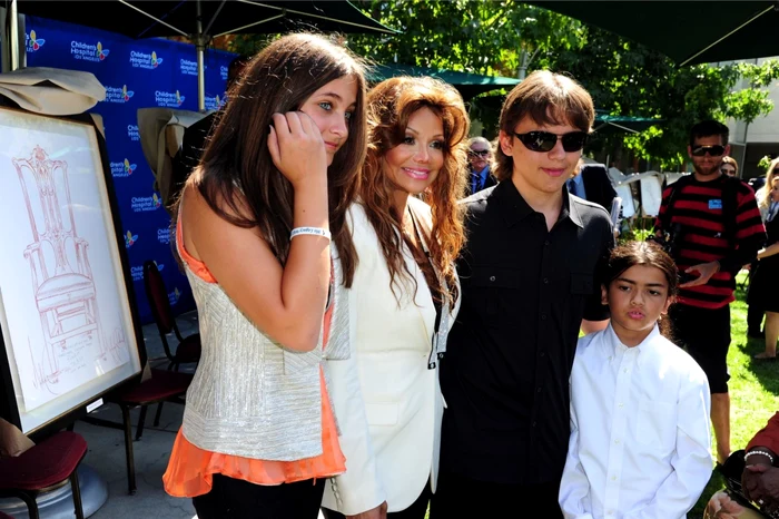Paris, împreună cu mătuşa sa La Toya, Prince şi Blanket FOTO AFP