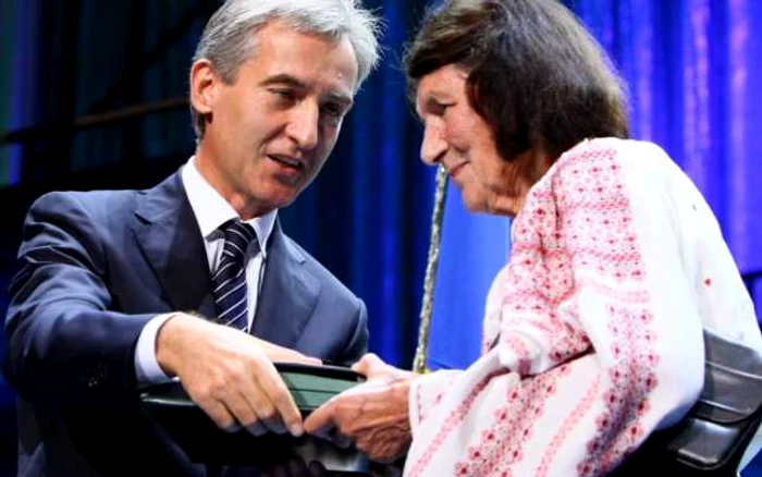 Pictoriţa Eleonora Romanescu primeşte premiul de la premierul Iurie Leancă. FOTO gov.md