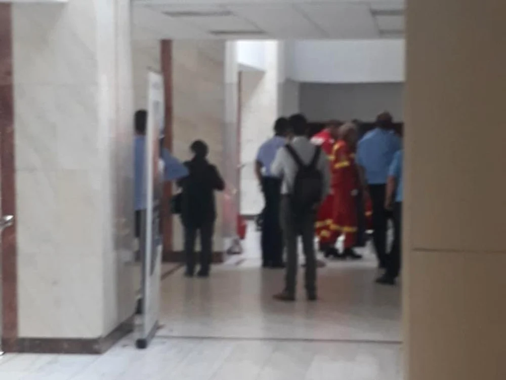 
    Un bărbat a murit după ce a căzut de la etajul 4 al Tribunalului Bucureștifoto: captură  
