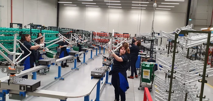 În fabrica lucrează 580 de persoane