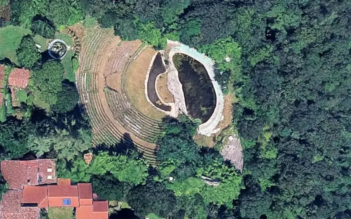„Amfiteatrul roman” fals construit de escrocul italian (© Google Maps)