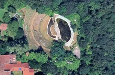 „Amfiteatrul roman” fals construit de escrocul italian (© Google Maps)