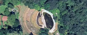 „Amfiteatrul roman” fals construit de escrocul italian (© Google Maps)