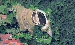 „Amfiteatrul roman” fals construit de escrocul italian (© Google Maps)