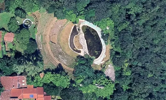 „Amfiteatrul roman” fals construit de escrocul italian (© Google Maps)