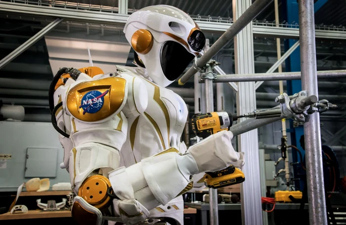 robotul umanoid Valkyrie lucrand cu o bormasina