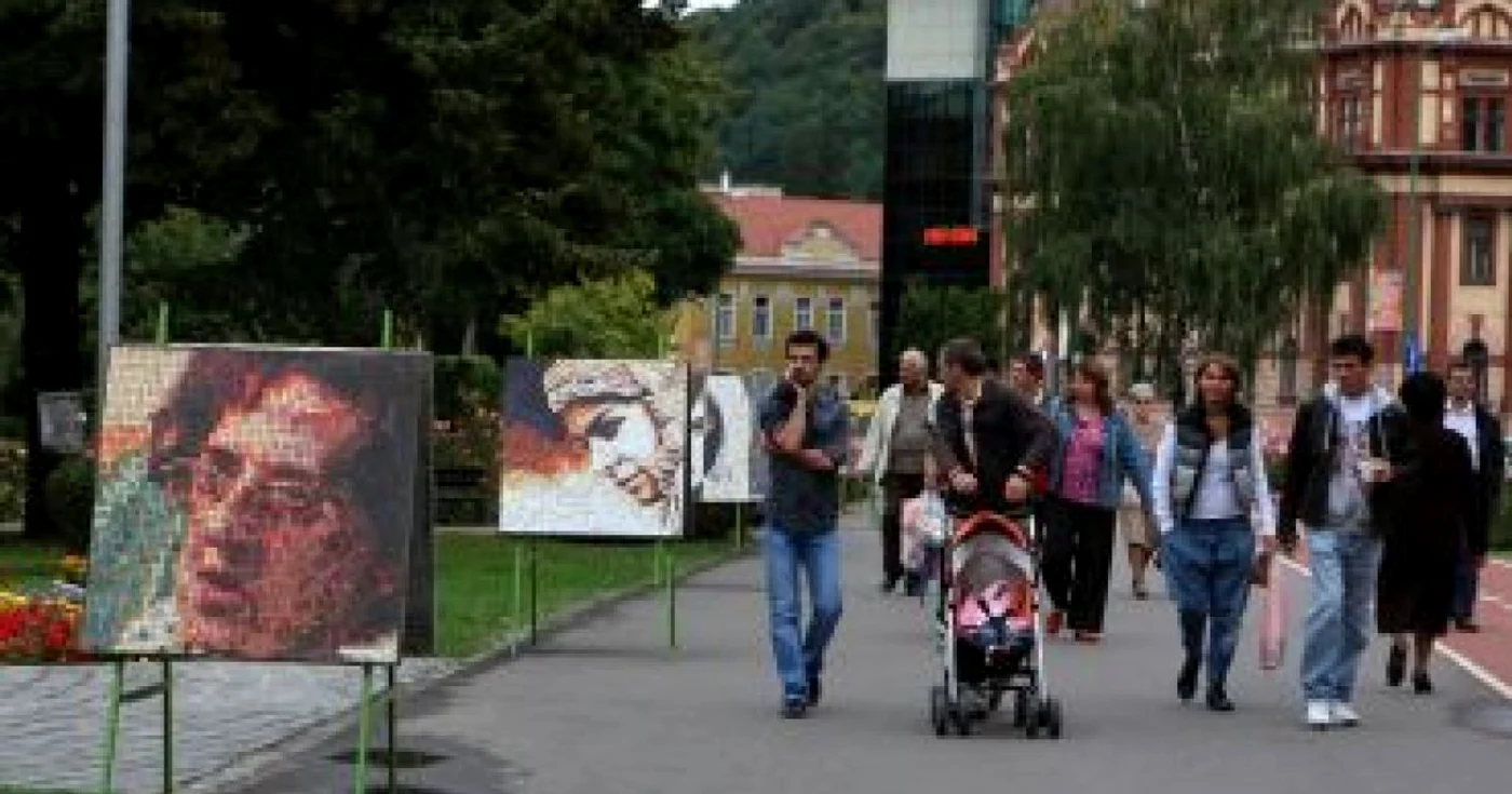 Braşov: Portrete din mozaic, în faţa Primăriei / FOTOGALERIE