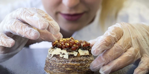 Gogoşeria Dum Dum şi Just Eat din Londra Anglia au creat cea mai scumpă gogoaşă din lume Cronut o gogoaşă hibrid în valoare de 1.500 de lire sterline Ea conţine aluat de croissant cu unt infuzat cu şofran şampanie rose cu caviar Frunze de aur păstăi