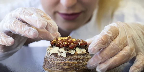 Gogoşeria Dum Dum şi Just Eat din Londra Anglia au creat cea mai scumpă gogoaşă din lume Cronut o gogoaşă hibrid în valoare de 1.500 de lire sterline Ea conţine aluat de croissant cu unt infuzat cu şofran şampanie rose cu caviar Frunze de aur păstăi 