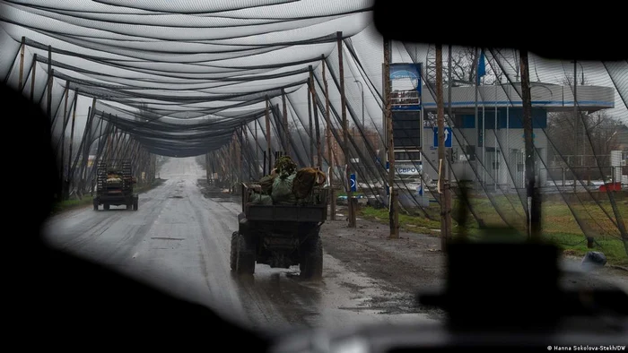 Şosea din apropiere de Drujkivka acoperită cu plase anti-dronă