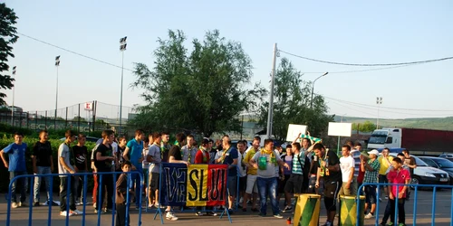 Suporterii şi-au încurajat echipa din afara stadionului FOTO