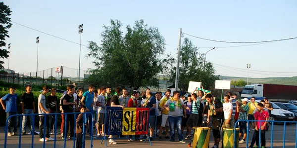 Suporterii şi-au încurajat echipa din afara stadionului FOTO