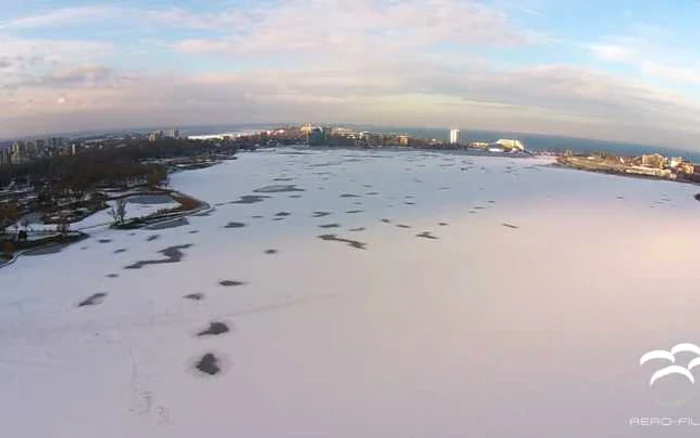 Lacul e paralizat de gheaţă. FOTO aero-film.ro