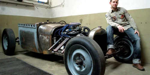 Timişoreanul Gheorghe Pocol este pasionat de maşinile americane de epocă, pe care le reproduce cu exactitate  