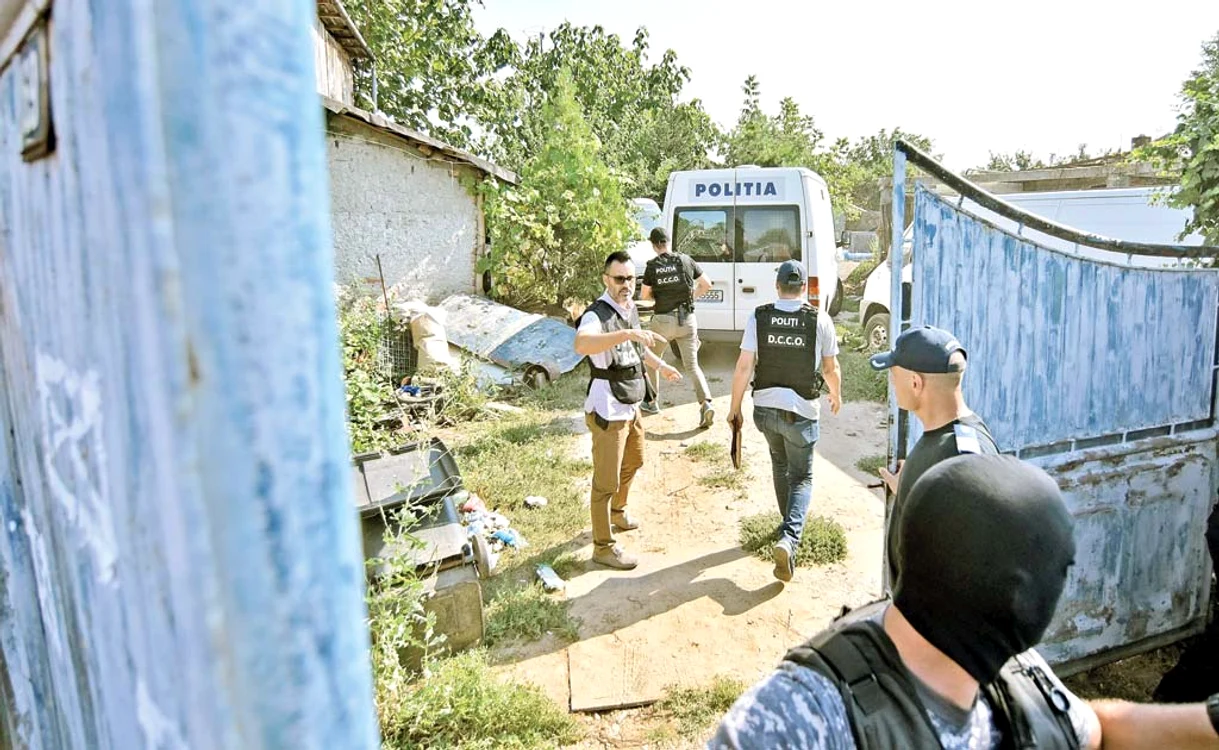 Poliţiştii au trecut de mai multe ori prin cenuşa cernută în mijlocul curţii