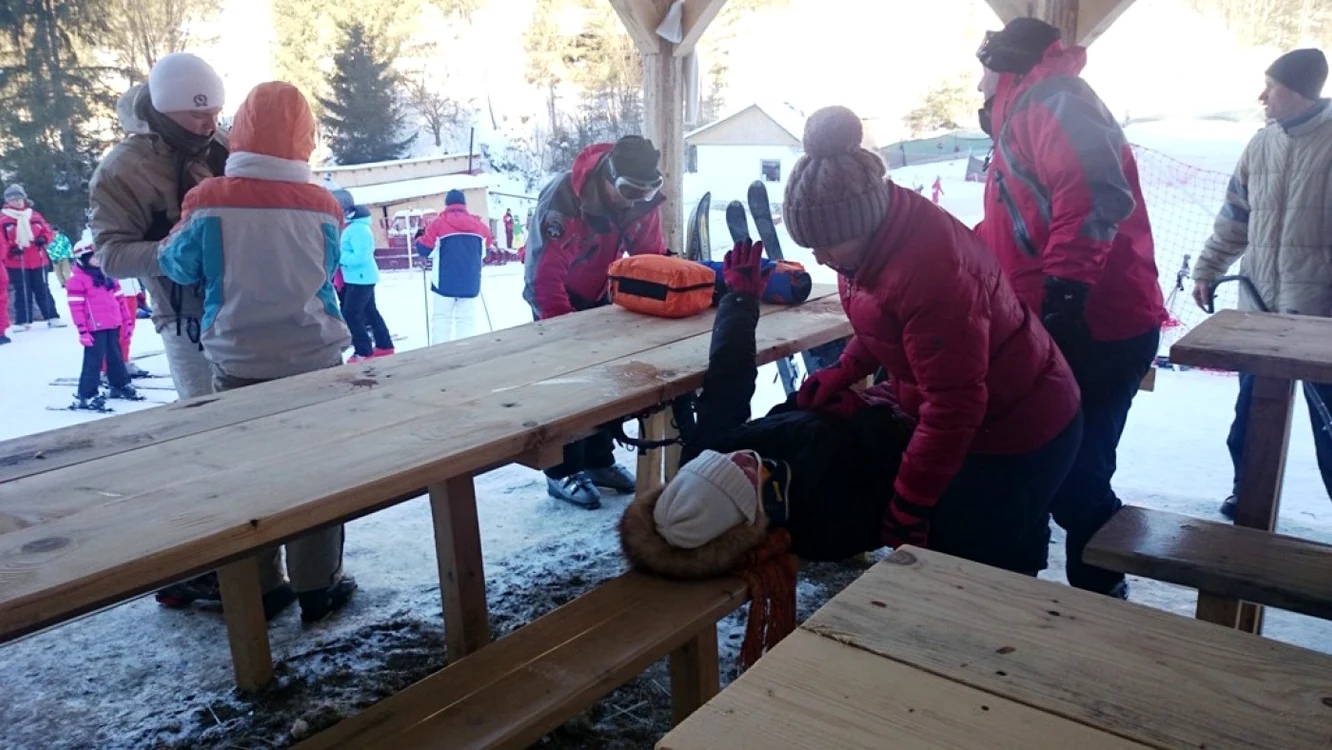 Victima accidentului a primit ajutorul salvamontiştilor până la sosirea ambulanţei FOTO Salvamont Neamţ