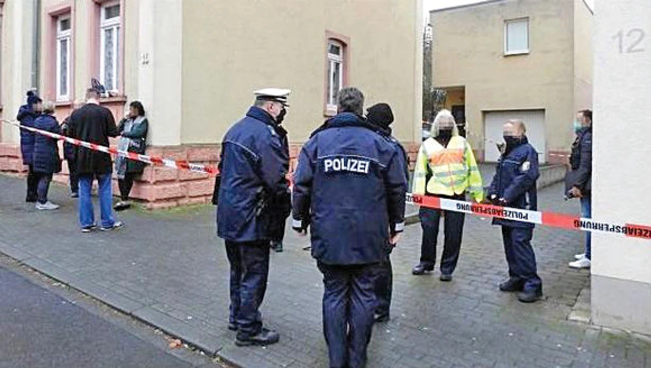 
    Poliţiştii germani, la locul crimei  