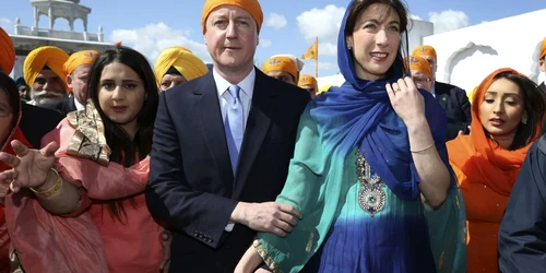  Cuplul Cameron a vizitat un templu sikh din Kent