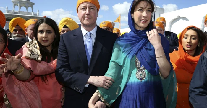 Premierul britanic David Cameron şi soţia sa, Samantha, au vizitat sâmbătă un templu sikh. FOTO AP