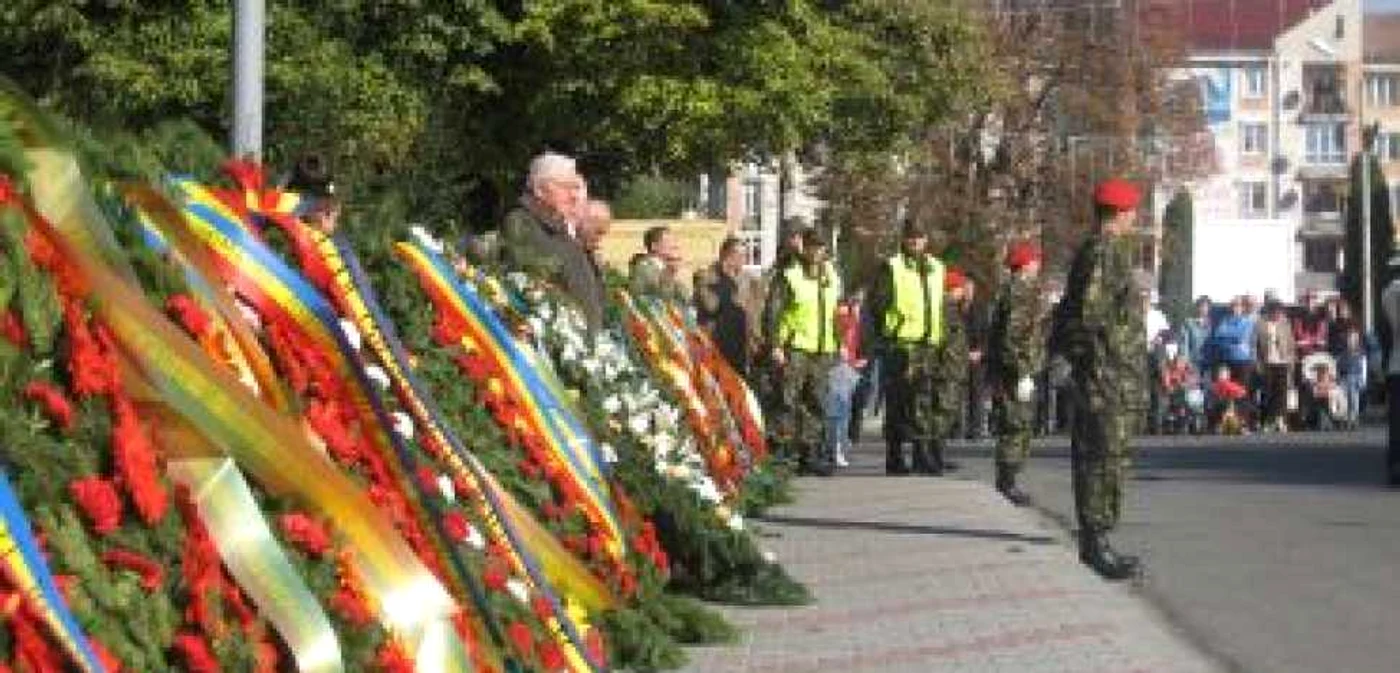Bistriţa :  De Ziua Armatei s-au depus primele coroane la Monumentul Eroilor