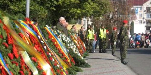 Bistriţa :  De Ziua Armatei s-au depus primele coroane la Monumentul Eroilor