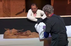 Sarcofagul faraonului Ramses al II-lea, expus la Paris (foto: captură video FRANCE 24)