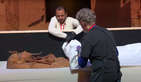 Sarcofagul faraonului Ramses al II-lea, expus la Paris (foto: captură video FRANCE 24)