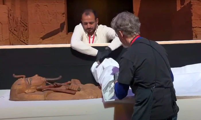 Sarcofagul faraonului Ramses al II-lea, expus la Paris (foto: captură video FRANCE 24)