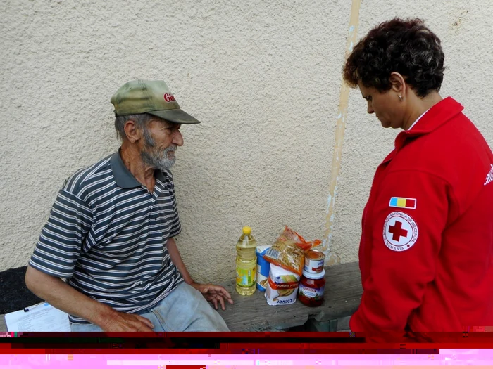 Zeci de bătrâni din municipiul Bacău au primit alimente de la voluntarii Crucii Roşii