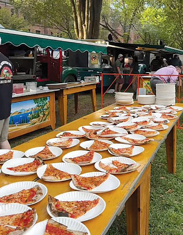 Au fost  servite  9.000 de  felii de pizza. SURSĂ FOTO: CAPTURI VIDEO