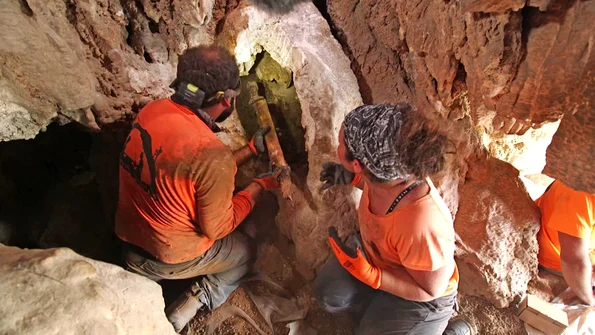 Arme din epoca romană descoperite într-o peșteră din deșertul Iudeii (foto: Emil Aladjem / Israel Antiquities Authority)