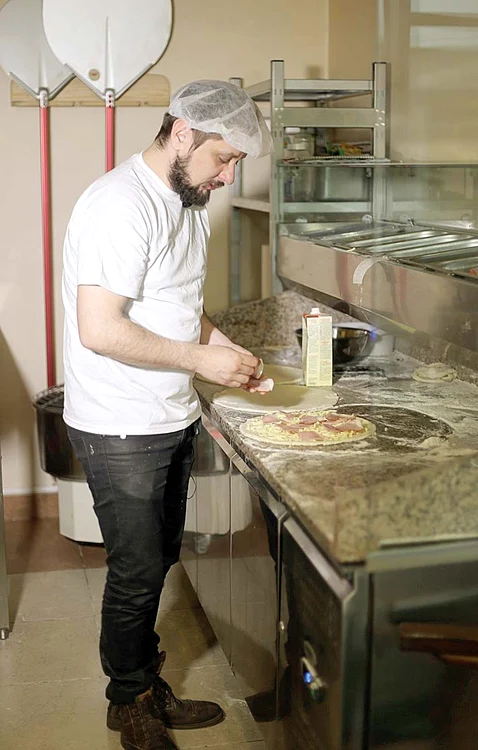 
    Pe Octavian Strunilă îl veţi vedea luni seară la muncă, în emisiunea  “Poftiţi pe la noi” (Antena 1)  