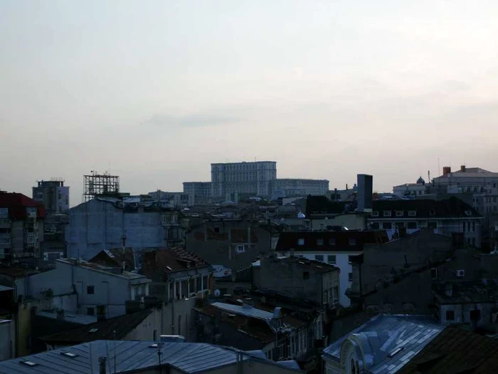 Terasa oferă o vedere panoramică de 360 de grade în jurul centrului Bucureştiului FOTO Bogdan Păvăloi