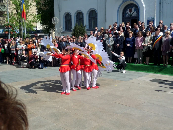 Copii participând la o defilare prin faţa unor politiceni, la Piteşti FOTO Denis Georgescu