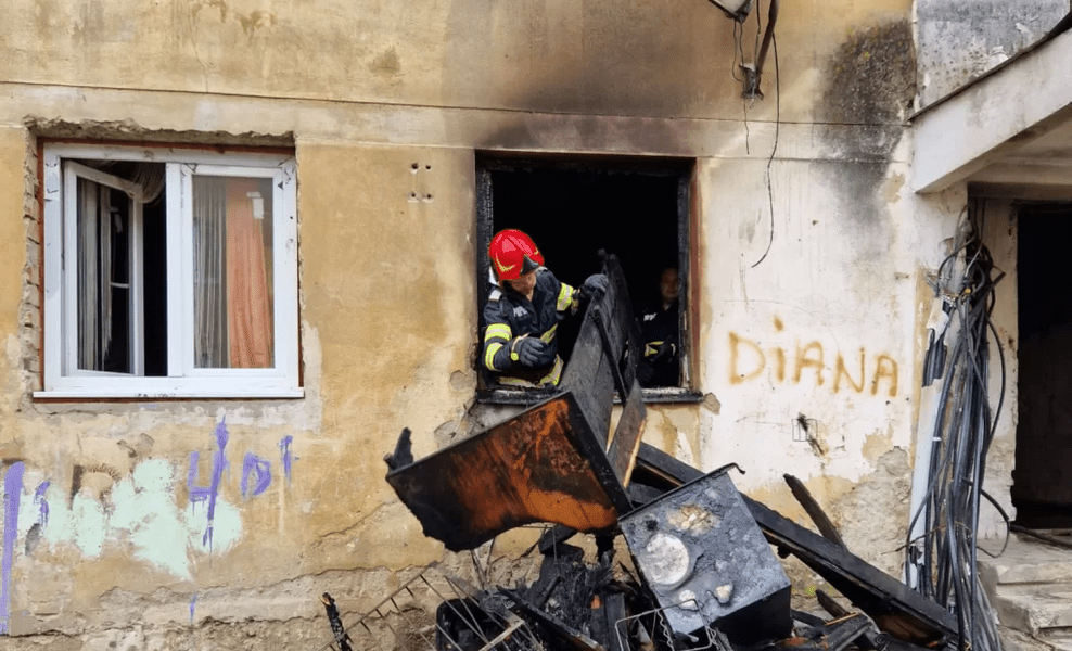 Opt persoane au fost evacuate dintr-un bloc, după ce un apartament a luat foc