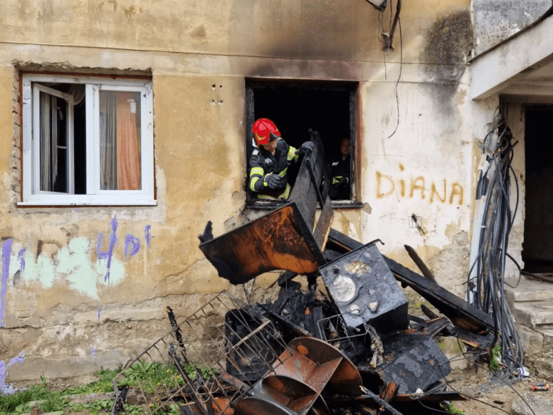 Incendiu într-o garsonieră din Mediaș: zeci de persoane evacuate din bloc